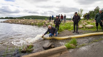 Kemijokeen istutettiin juhannuksen alla pyyntikokoisia kirjolohia vapaa-ajan kalastajien kalastettavaksi